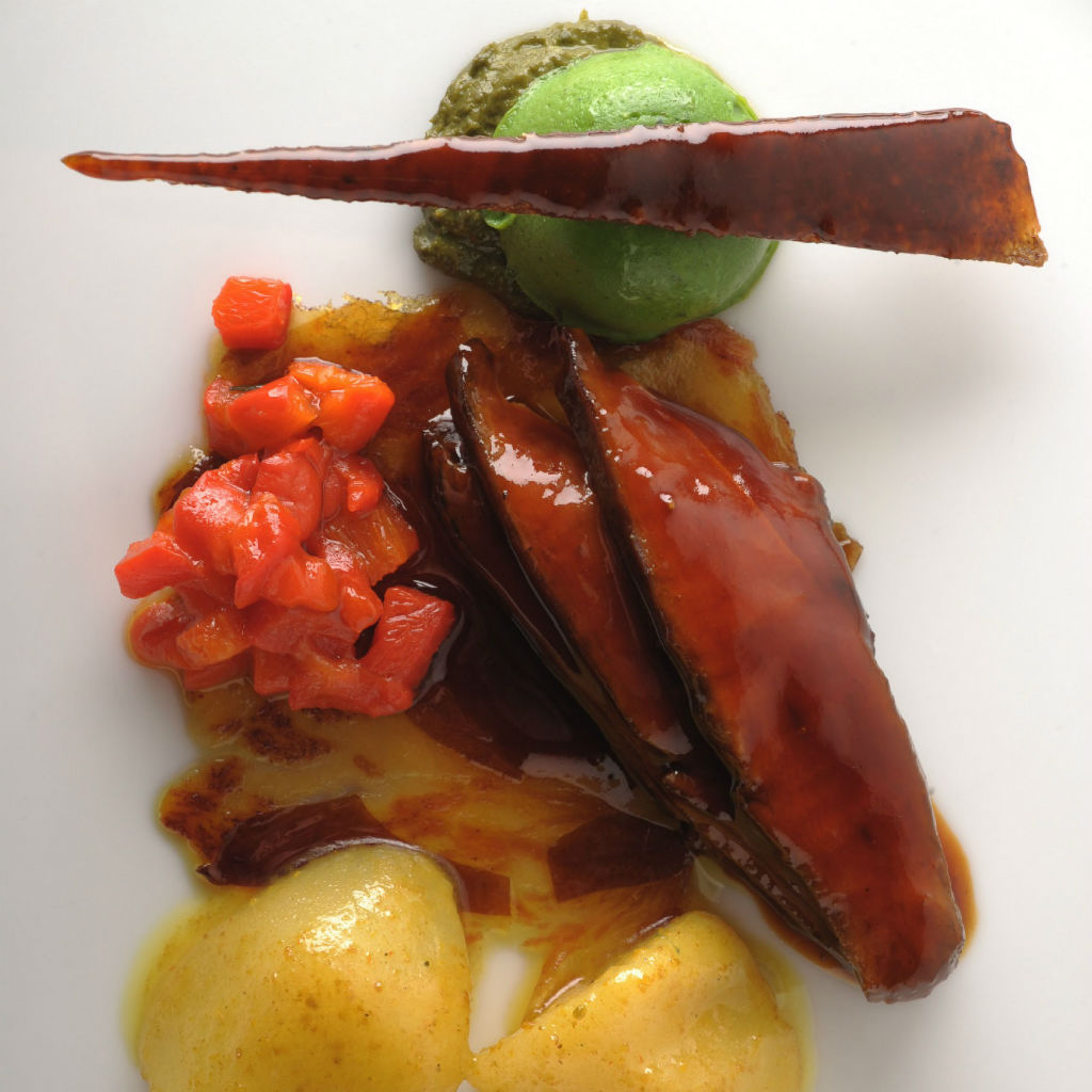 Les-Solistes-Canard laqueÌ-poivron rouge-feuille de date-navet au colombo_© Jaques Garvard